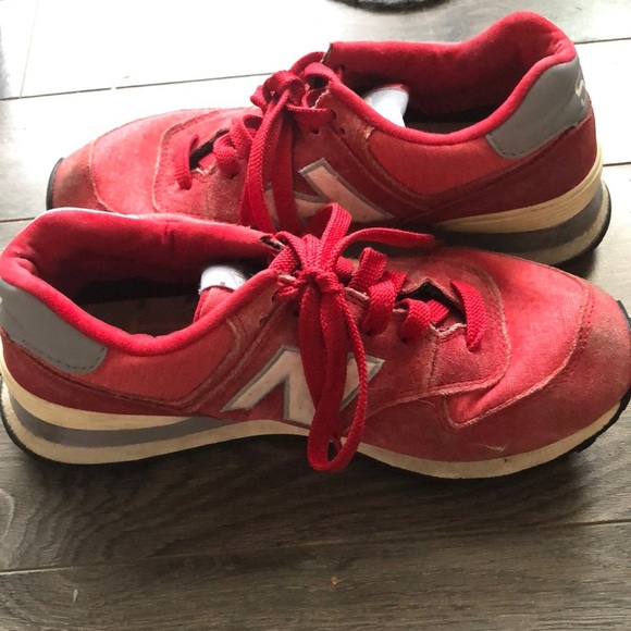 ⭐️ SALE⭐️New Balance 574 Red Size 7/37 - Picture 2 of 2